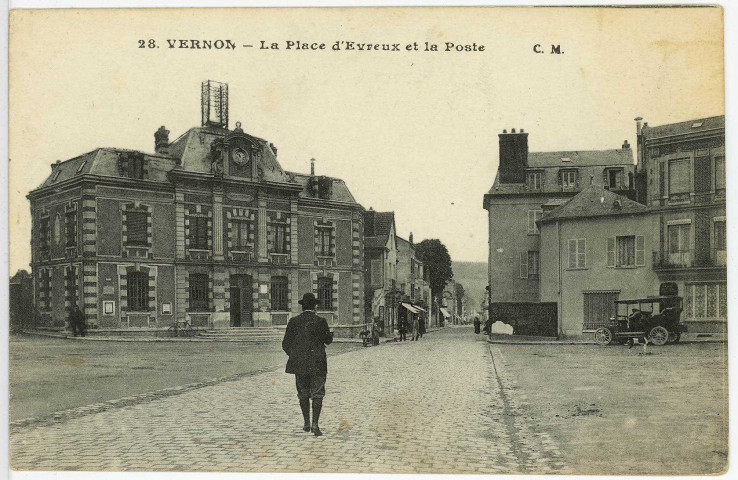 Vernon-Ville. La Place d'Evreux et la Poste.