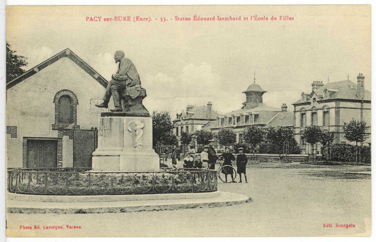 Pacy-sur-Eure. Statue Edouard-Isambard et l'Ecole de Filles.