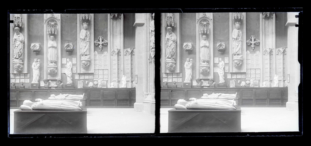 Moulages d'un tympan, de statues et de bas-reliefs d'église, exposés au musée du Trocadéro de Paris (Seine).