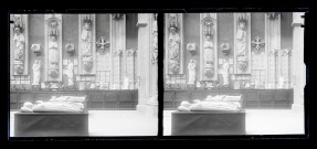 Moulages d'un tympan, de statues et de bas-reliefs d'église, exposés au musée du Trocadéro de Paris (Seine).