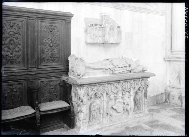 Tombeau de la Chapelle de la Vierge de l'ancienne abbaye de Valmont (Seine-Maritime).