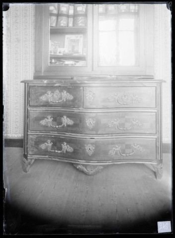 Commode en marqueterie de Fontaine-la-Louvet (Eure).