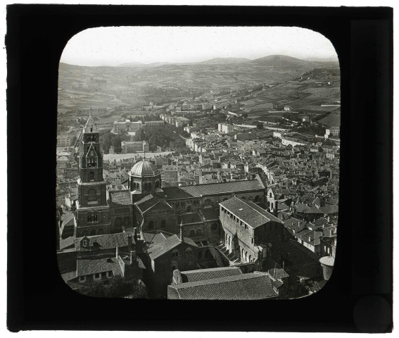 Cathédrale Notre-Dame-de-L'Annonciation et ville du Puy-en-Velay (Haute-Loire), vue générale.