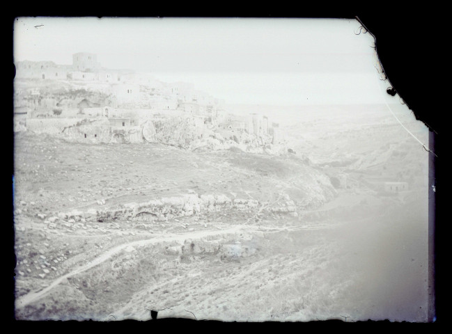 Vue générale d'un village sur des pentes escarpées.