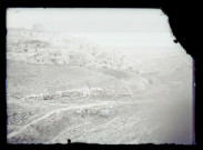 Vue générale d'un village sur des pentes escarpées.