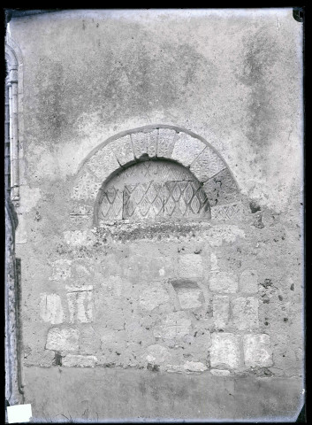 Fenêtre murée de l'église d'Aclou (Eure).