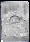 Fenêtre murée de l'église d'Aclou (Eure).