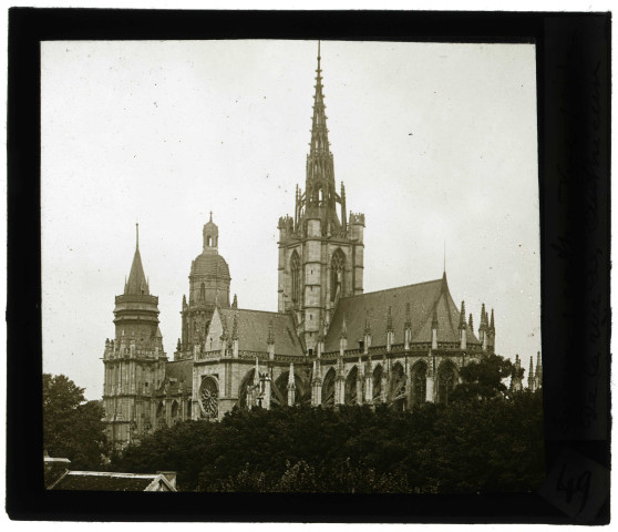 Cathédrale Notre-Dame d'Évreux (Eure), vue générale du côté sud prise de la rue des Authieux.