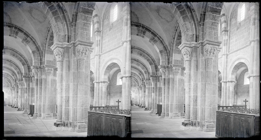 Galerie sous arcades de l'église de la Madeleine de Vézelay (Yonne).