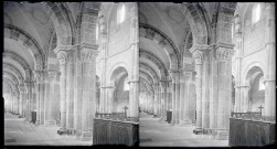 Galerie sous arcades de l'église de la Madeleine de Vézelay (Yonne).