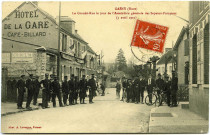 Gasny. La Grande-Rue le jour de l'Assemblée générale de sapeurs-Pompiers (3 avril 1910).