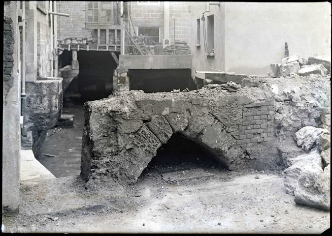 Vestiges d'arcades à ogives en pierre d'un pont de Caudebec-en-Caux (Seine-Maritime).