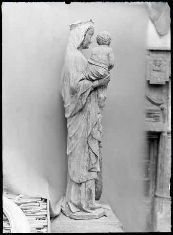 Statue de Vierge à l'enfant du XIVème siècle de l'église de Sancourt (Eure).