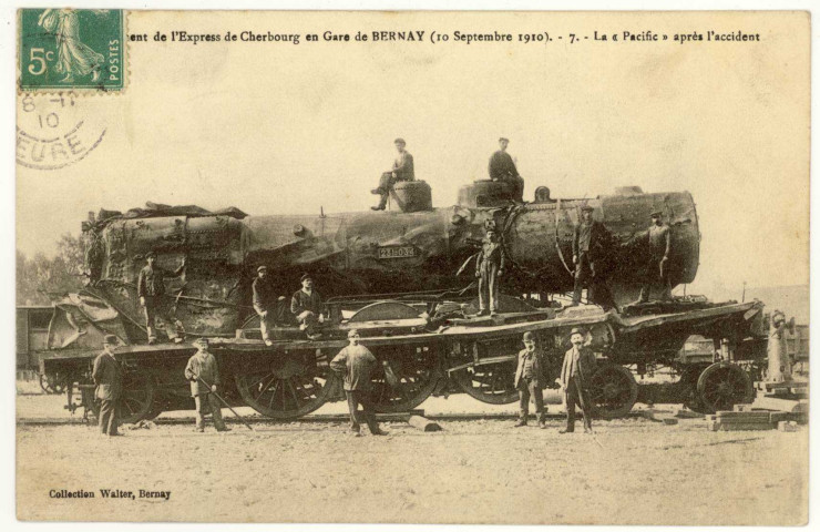 Bernay. Déraillement de l'Express de Cherbourg en Gare de Bernay (10 septembre 1910), La" Pacific" après l'accident.