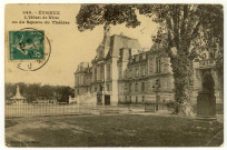 Evreux-Ville. L'Hôtel de Ville vu du Square du Théâtre.