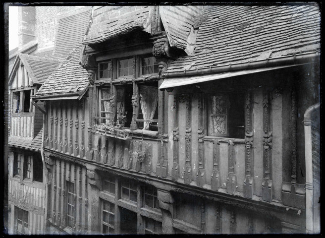 Maison à pans de bois de Lisieux (Calvados), avec décoration de potelets et tête de monstres.