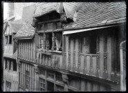 Maison à pans de bois de Lisieux (Calvados), avec décoration de potelets et tête de monstres.