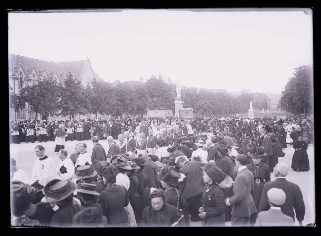 Ecclésiastiques et personnes handicapées en pèlerinage à Lourdes (Hautes-Pyrénées), lors d'une procession.