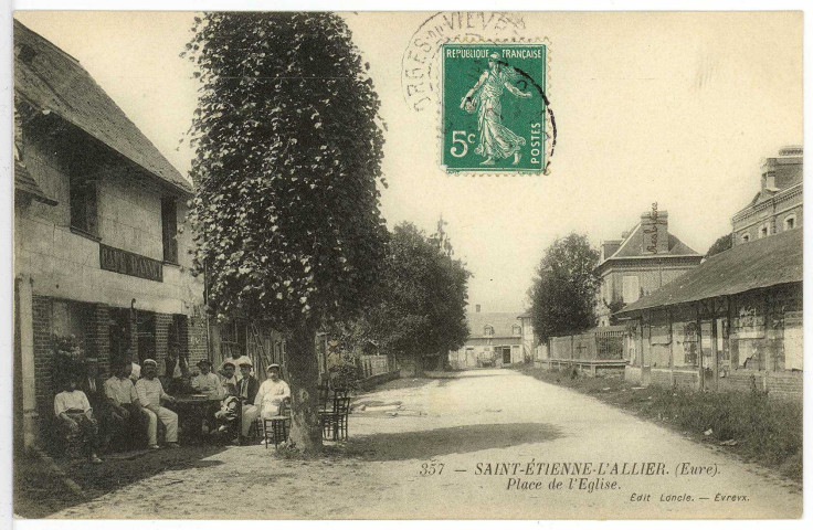 Saint-Etienne-l'Allier. Place de l'Eglise.
