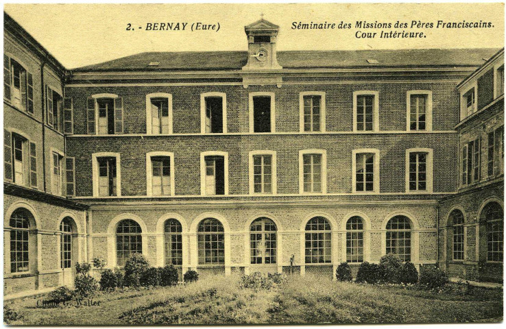 Bernay. Séminaire des Missions des Pères Franciscains. - Cour Intérieure.