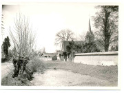 Vue générale de l'église de Beauficel-en-Lyons (Eure, France) et du mur du cimetière