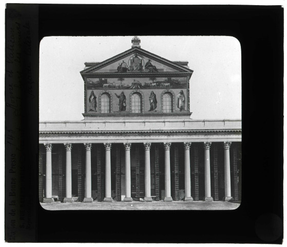 Basilique Saint-Paul-hors-les-Murs à Rome (Italie), façade latérale.