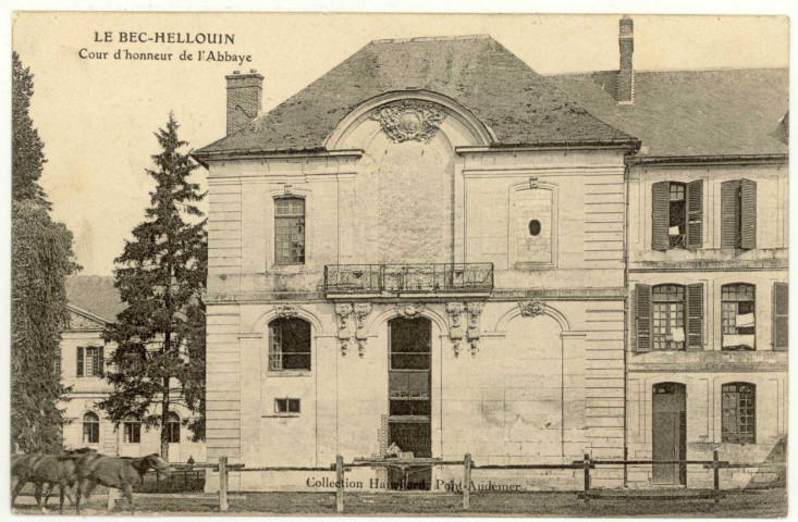 Bec-Hellouin (Le). Cour d'honneur de l'Abbaye.