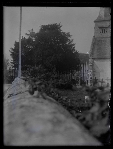 Cimetière de l'église de Saint-Pierre-de-Cernières (Eure).