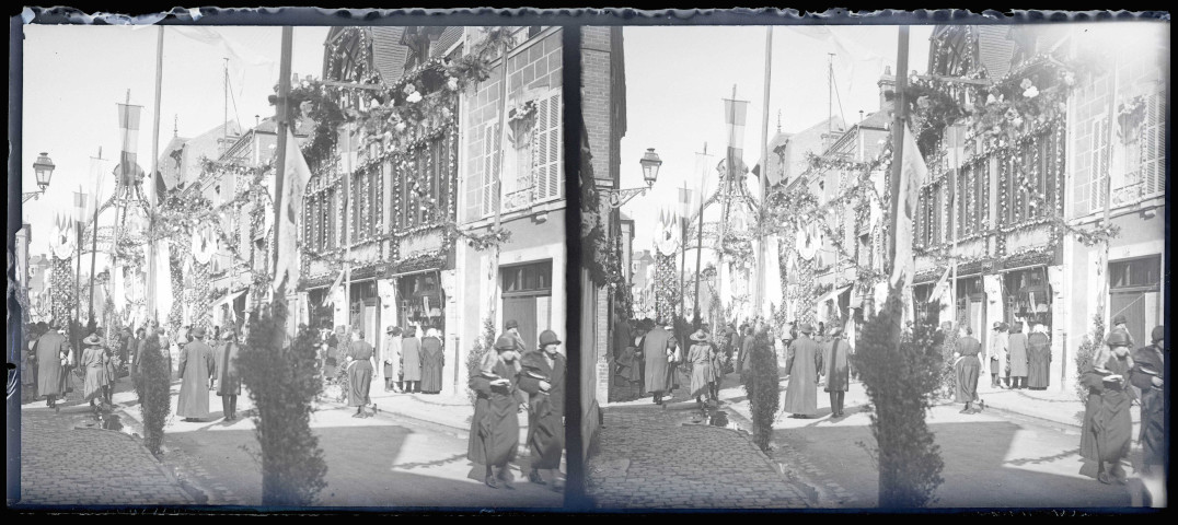 Rue animée et décorée pour la procession en l'honneur de la béatification de Sainte-Thérèse de Lisieux à Lisieux (Calvados).