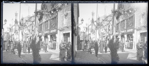 Rue animée et décorée pour la procession en l'honneur de la béatification de Sainte-Thérèse de Lisieux à Lisieux (Calvados).