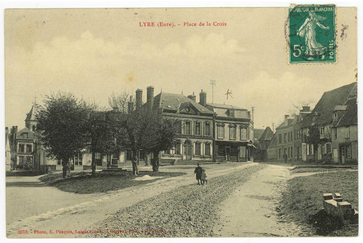 Neuve-Lyre (La). La Place de la Croix.