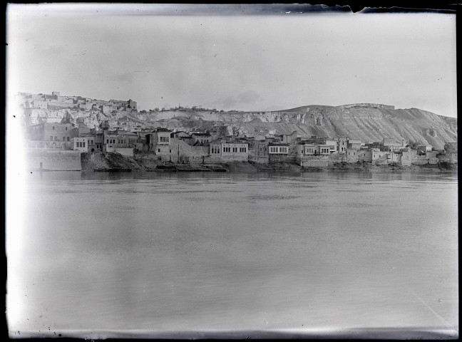 Vue de la ville de Biredjik (Turquie) et de la citadelle sur les rives de l'Euphrate.