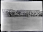 Vue de la ville de Biredjik (Turquie) et de la citadelle sur les rives de l'Euphrate.