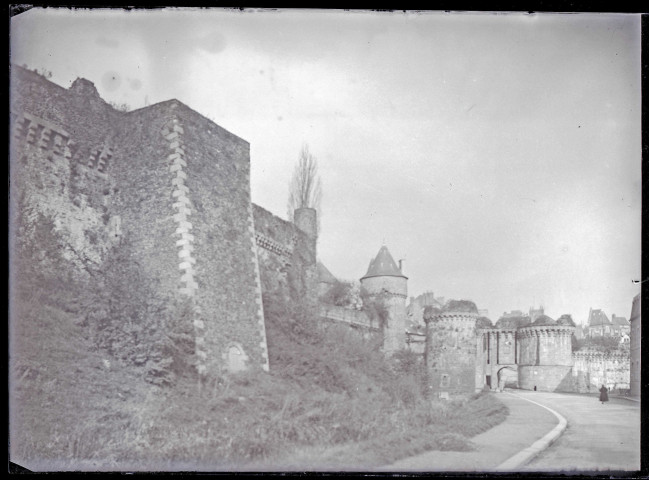 Porte Saint-Sulpice avec tours extra-muros de Fougères (Ille-et-Vilaine).