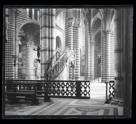 Intérieur d'une cathédrale.