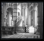 Intérieur d'une cathédrale.