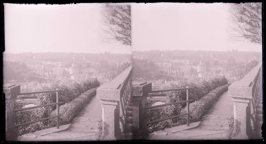 Promenade en haut des remparts de Fougères (Ille-et-Vilaine), avec au loin le clocher de l'église Saint-Sulpice.
