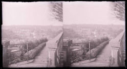 Promenade en haut des remparts de Fougères (Ille-et-Vilaine), avec au loin le clocher de l'église Saint-Sulpice.