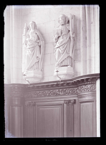 Statue de Sainte-Barbe et statue de Saint-André de l'église de Saint-Riquier (Somme).