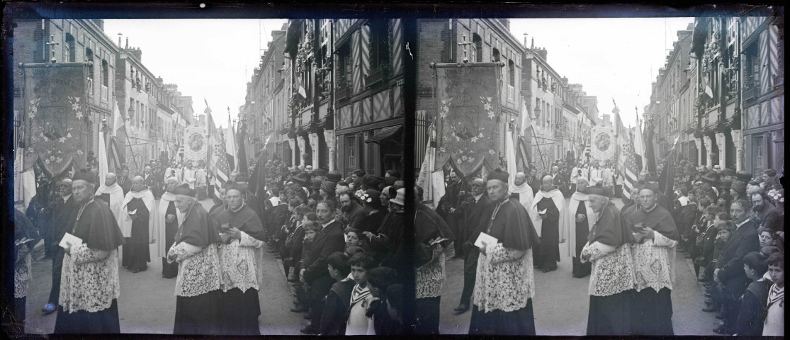 Procession en l'honneur de la béatification de Sainte-Thérèse de Lisieux à Lisieux (Calvados).