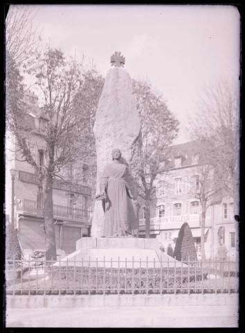 Monument aux morts, place Aristide-Briand de Fougères (Ille-et-Vilaine).