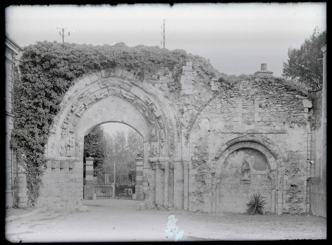 Ruines et vestiges d'abbaye.