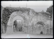 Ruines et vestiges d'abbaye.