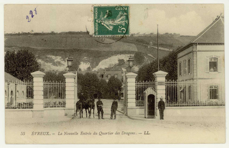 Evreux-Ville. La Nouvelle Entrée du Quartier des Dragons.