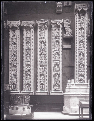 Moulages d'archivoltes de cathédrale, exposés au musée du Trocadéro de Paris (Seine).