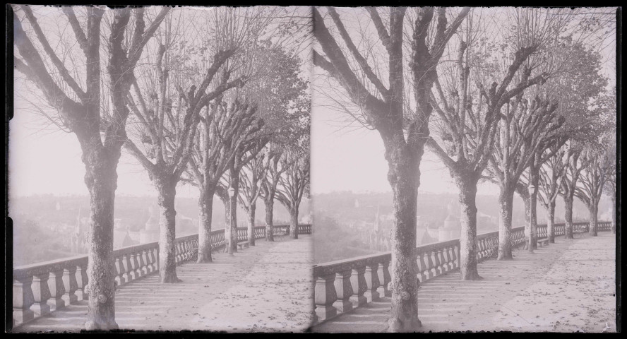 Promenade en haut des remparts de Fougères (Ille-et-Vilaine), avec au loin le clocher de l'église Saint-Sulpice.