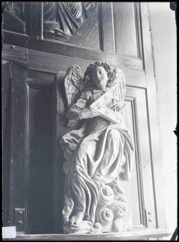 Statue d'ange musicien de l'église de Saint-Pierre-de-Cormeilles (Eure).