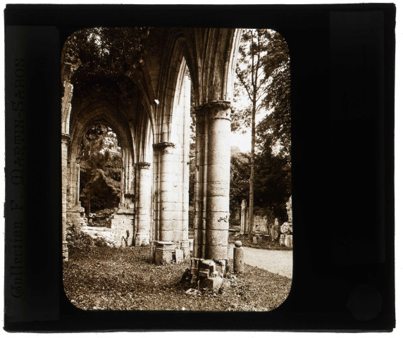 Église Saint-Pierre de l'abbaye Saint-Pierre de Jumièges (Seine-Maritime), bas-côté.