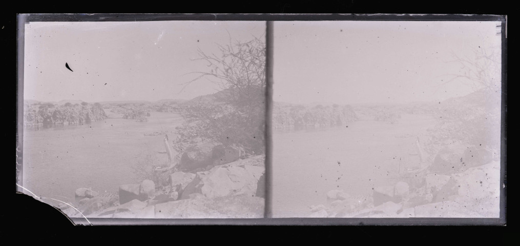 Vallée traversée par un fleuve en Algérie.