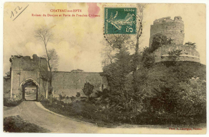 Château-sur-Epte. Ruines du Donjon et Porte de l'Ancien Château.